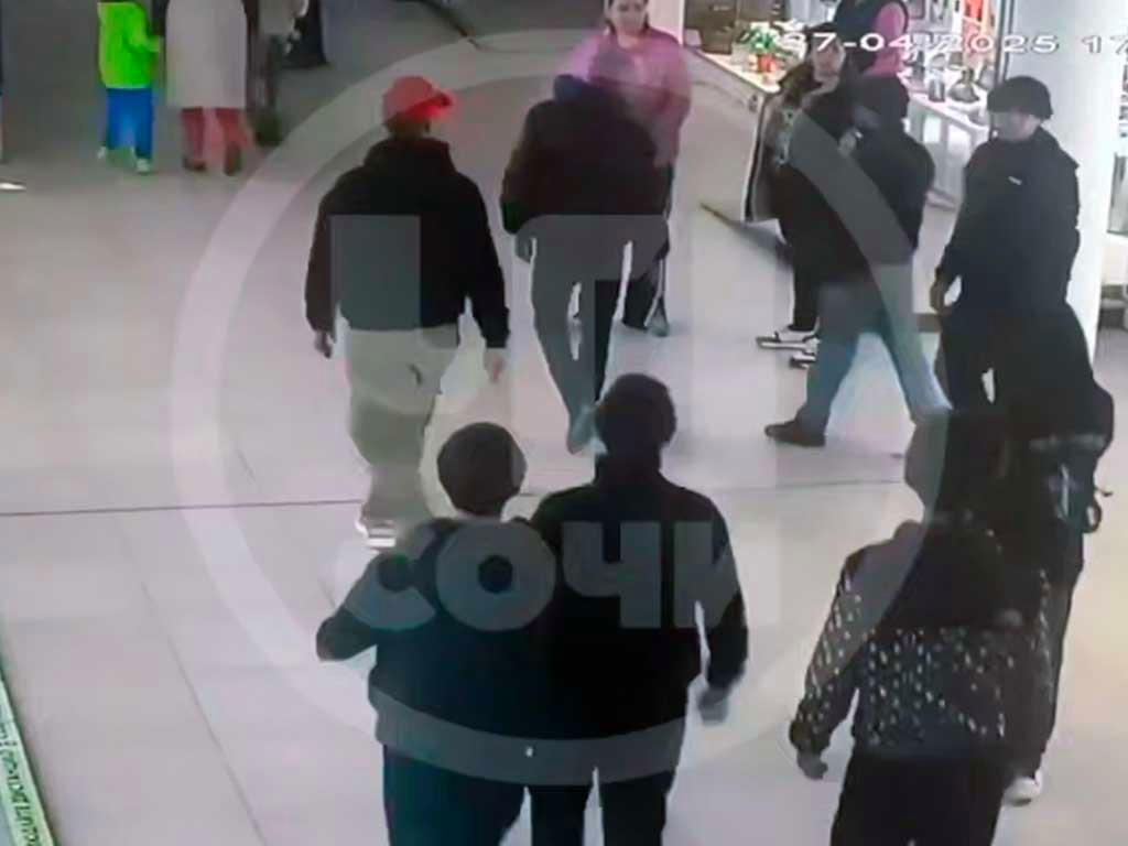 В Торговой галерее Сочи произошел конфликт между мужчиной и подростками