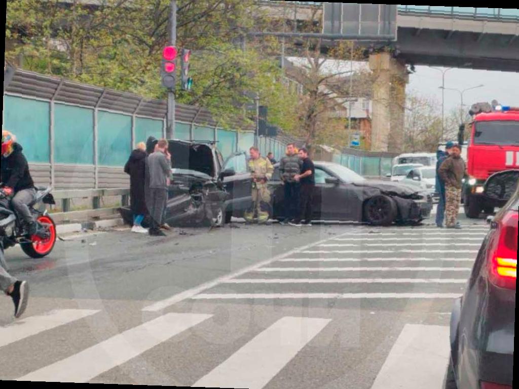 Два автомобиля столкнулись в центре Сочи