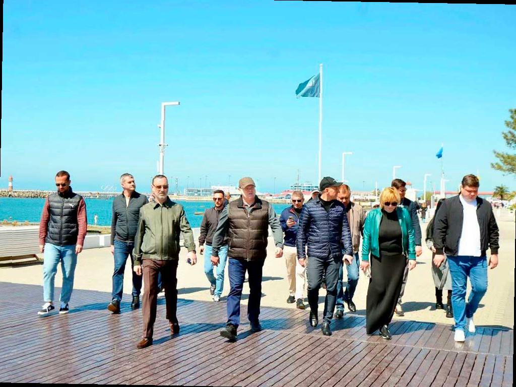 Виктор Тепляков уверен, что основные пляжи Сочи будут готовы к приходу туристов к 1 мая. Согласно депутату Заксобрания Краснодарского края, главные пляжи в Центральном районе курорта прошли проверку и готовы принять отдыхающих. К началу мая в Сочи ожидается большой поток туристов, и многие из них отправятся на пляжи. В текущий момент подготовка пляжей идет по плану, и основные объекты будут готовы через неделю к началу майских праздников. Подробнее о пляжах Сочи и их готовности к приему гостей можно узнать по ссылке. Также стоит обратить внимание на информацию о закрытии пляжей в Краснодарском крае в этом сезоне, которую можно найти здесь. На фото: teplyakov.info.
