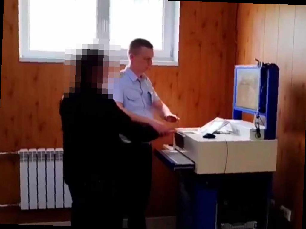 В Сочи остановили двух молодых людей за инцидент с несовершеннолетним в селе Раздолное. Под предлогом проверки наркотиков, они обыскали рюкзак школьника. Парни объяснили полиции, что так хотели бороться с наркозакладчиками.