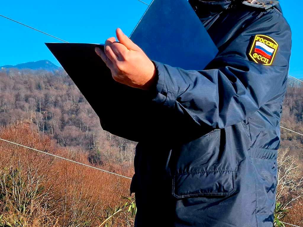 Жительница Сочи решила снести свой новый коттедж, чтобы покончить с проблемой выезда за границу. Как сообщает Главное управление Федеральной службы судебных приставов по Краснодарскому краю, несколько лет назад женщина приобрела участок в живописной местности Красной Поляны. Позднее она приняла решение построить на этом месте дом, но не получила необходимых разрешений на строительство. В результате суд обязал ее убрать незаконное строение.