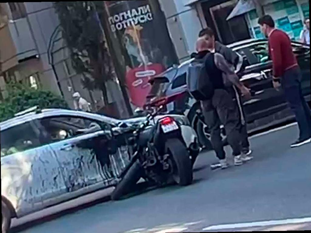 В центре Сочи произошло столкновение мотоциклиста с легковушкой