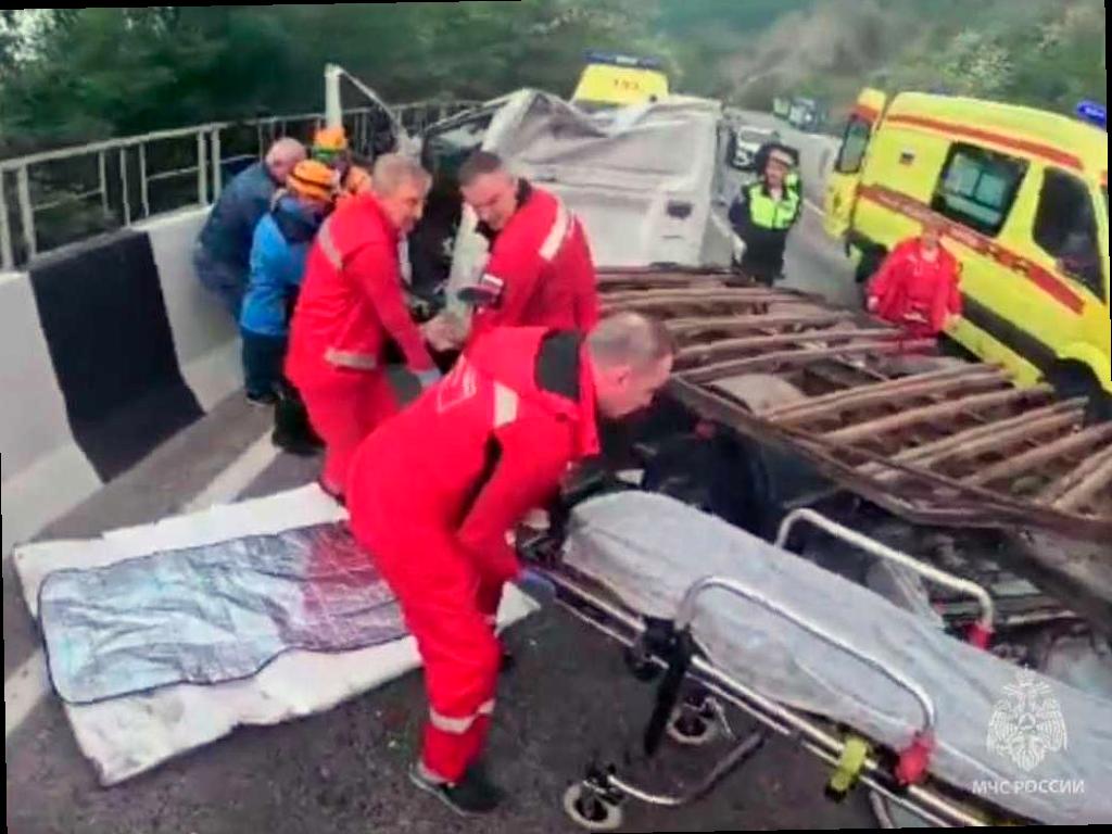 Спасатели помогли вырезать водителя из перевернутой «Газели» на Мамайском перевале в Сочи