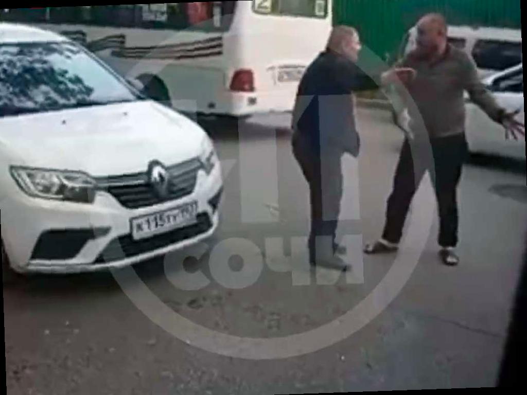 Более 20 водителей попали за руль пьяными, а также произошел ножевой бой между водителями маршруток в Сочи на прошлой неделе.
