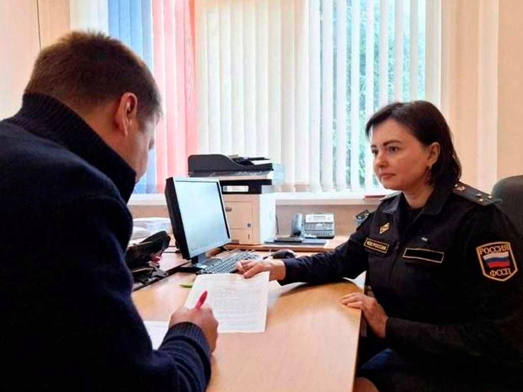 В Сочи был снесен незаконно построенный гостиничный комплекс из-за нарушения градостроительных норм. Женщина перестроила два старых двухэтажных дома в трехэтажные отели, не учитывая требования безопасности. Это представляло угрозу для туристов, поэтому суд принял решение о сносе объектов. Исполнительное производство было возбуждено специализированным отделением судебных приставов. Хозяйка гостиницы была оштрафована на 3 тысячи рублей и оплатила исполнительский сбор в размере 5 тысяч. Судебное решение было выполнено, и владелица начала демонтаж самостроя при помощи спецтехники.