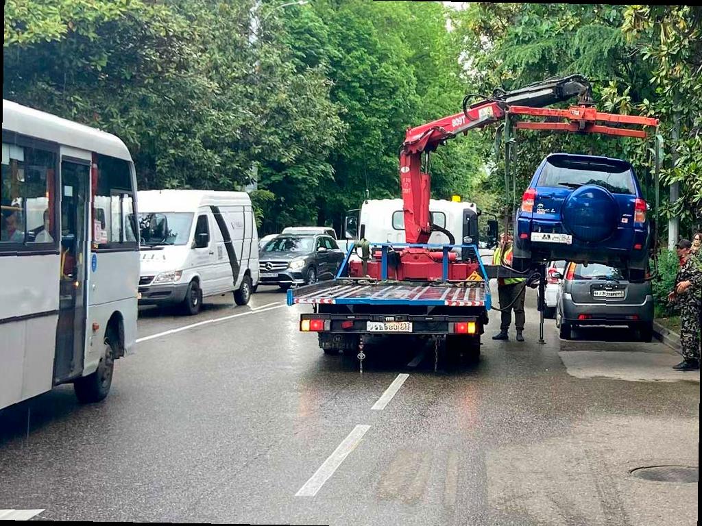 Массовая эвакуация автомобилей в Сочи из-за нарушений правил парковки