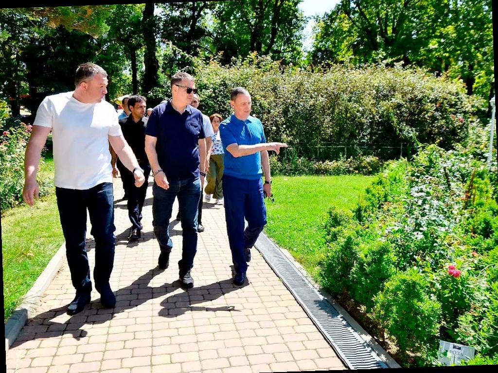 Депутат Виктор Тепляков проверил состояние парка «Ривьера»