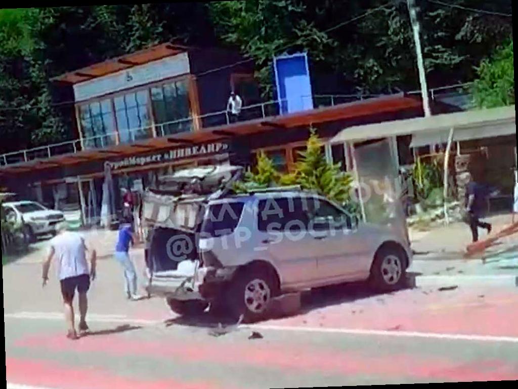 В Сочи произошло ДТП: автомобиль без водителя врезался в остановку