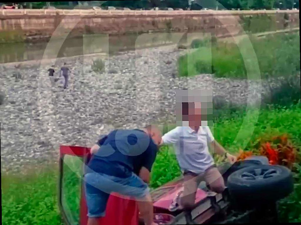 В Сочи автомобиль упал в реку после столкновения с кроссовером