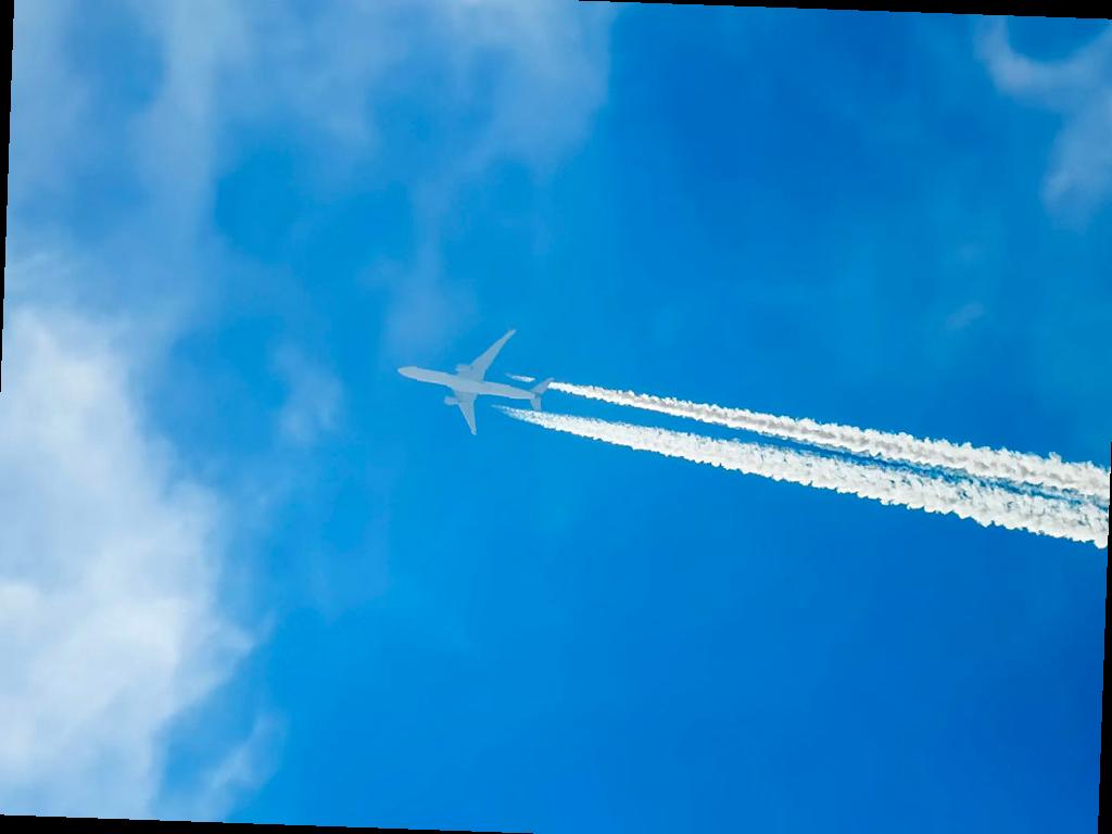 Авиакомпания Air Arabia временно приостановила свои регулярные рейсы из ОАЭ в Россию до 20 июня. Об этом сообщили на официальном сайте авиакомпании.