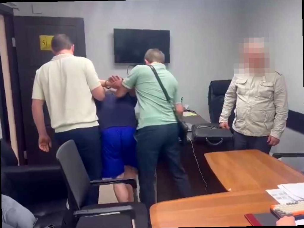 В Сочи произошло трагическое событие: мужчина задушил приехавшую из Москвы девушку. Подозреваемому, 29-летнему жителю Сочи, предъявлено обвинение в убийстве. Жертва приехала на курорт в гости к родственникам.