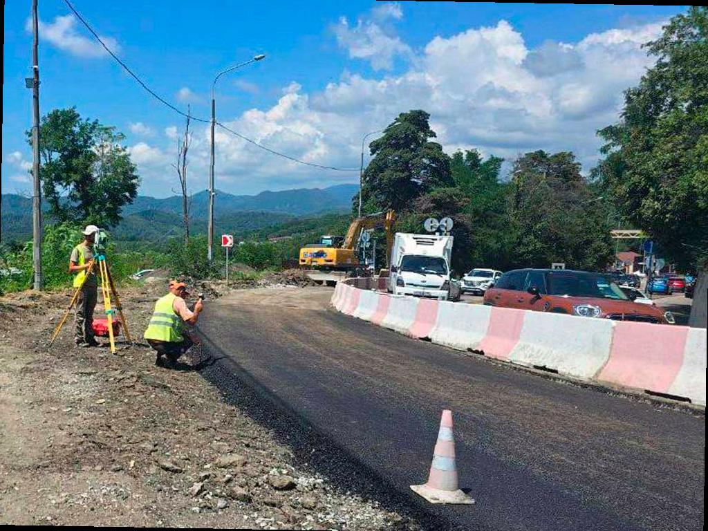 На оползневом участке в Дагомысе ускорились работы по укладке асфальта. Этот участок на трассе А-147 нуждается в укреплении на северном склоне Мамайского перевала. Подпорные стены уже построены, и сейчас идут работы по их укреплению. Также проводится подготовка для укладки асфальтобетона на другой стороне дороги. Планируется завершить все работы к октябрю.