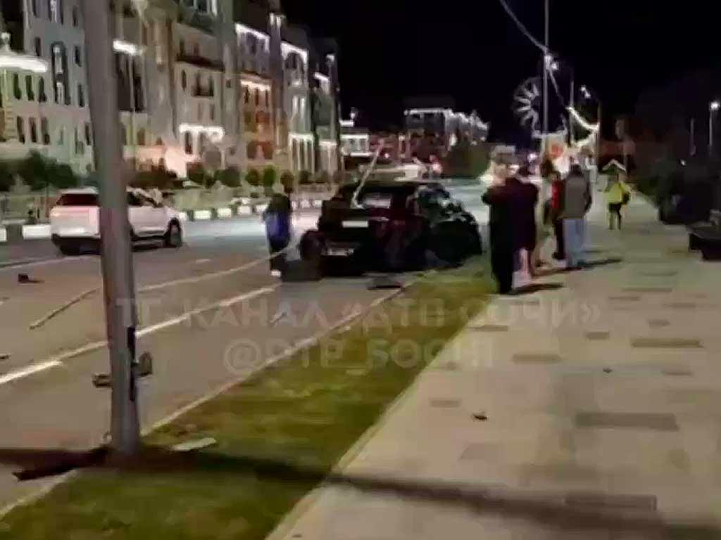 В поселке Эсто-Садок в Сочи водитель внедорожника протаранил ограждение