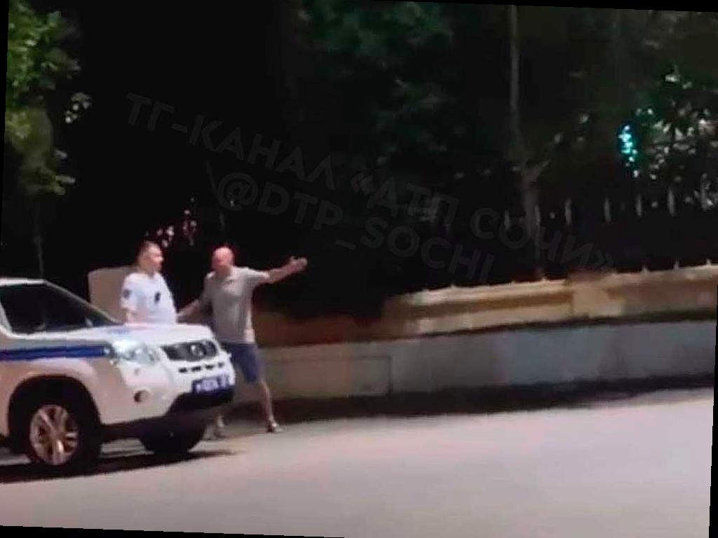 В Сочи мужчина напал на инспектора ГИБДД после выпитого