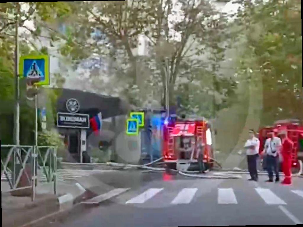 В ночь на сегодняшний день в Сочи произошли два пожара, которые потребовали вмешательства спасателей и пожарных. Первый случай произошел в Адлерском районе на улице Лесной, где загорелись две торговые палатки на открытой ярмарке. Пожар удалось быстро локализовать на площади 20 квадратных метров, без пострадавших. Причины возгорания пока неизвестны.