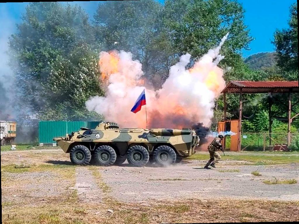 Росгвардейцы устроили показательные выступления для учеников школы в Сочи