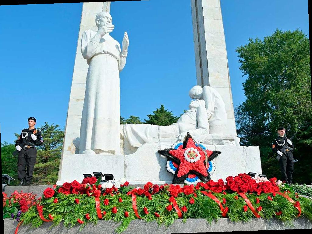 Торжественная церемония возложения цветов к мемориалу «Подвиг во имя жизни» прошла в Сочи. Этот мемориал посвящен подвигу врачей и медсестер в годы Великой Отечественной войны.