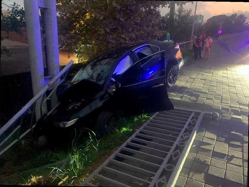 В центре Сочи автомобиль Toyota столкнулся со столбом, водитель погиб