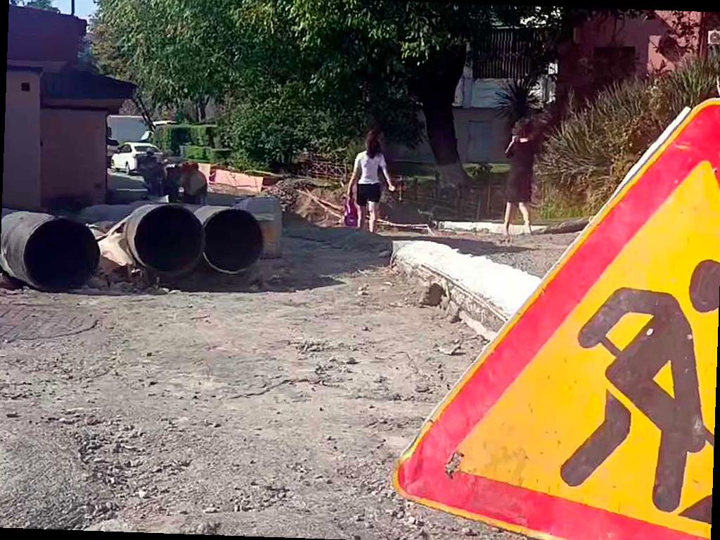 Водоканал Сочи заканчивает ремонт трубы на улице Чехова