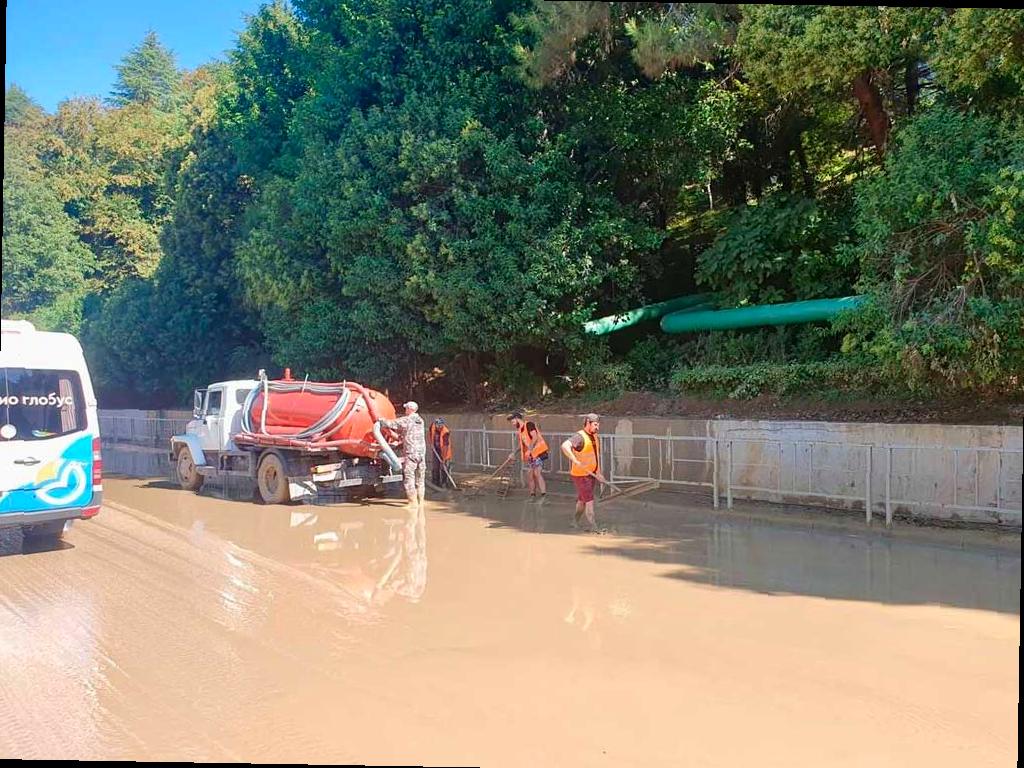 Грунтовые воды затопили участок федеральной трассы в Сочи