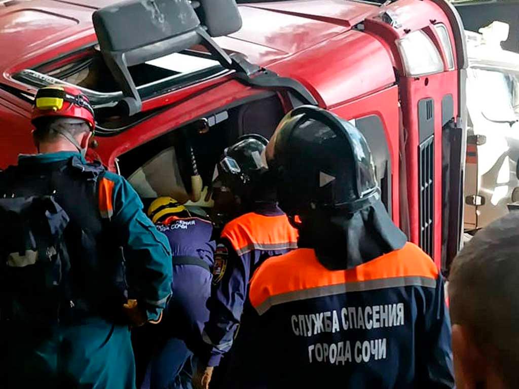 Женщину зажало в грузовике после ДТП в поселке Чемитоквадже