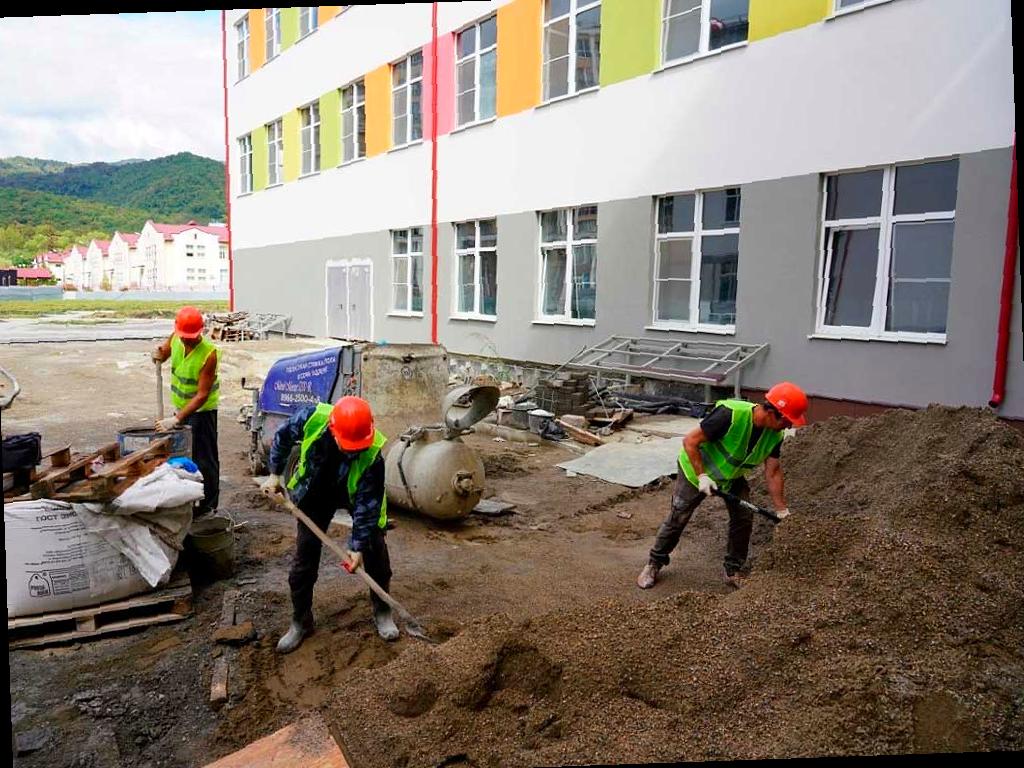 Более 83% работы завершено на стройке новой школы в Лазаревском районе