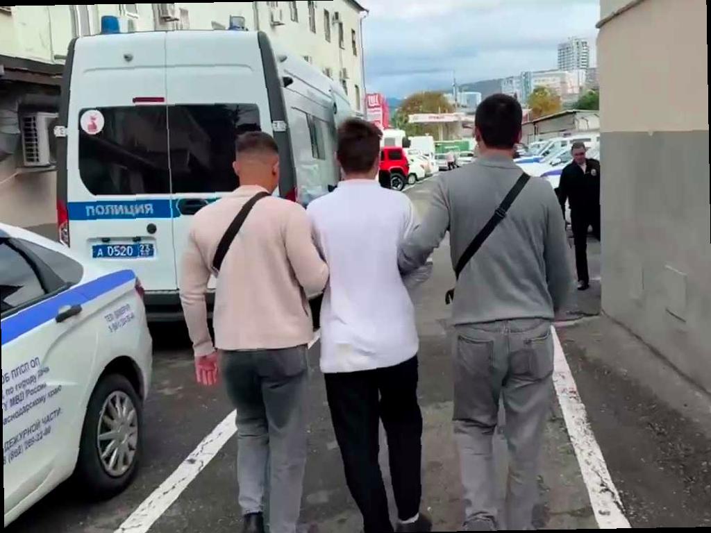 В Сочи приезжий, угрожая ножом, отнял сумку у прохожего