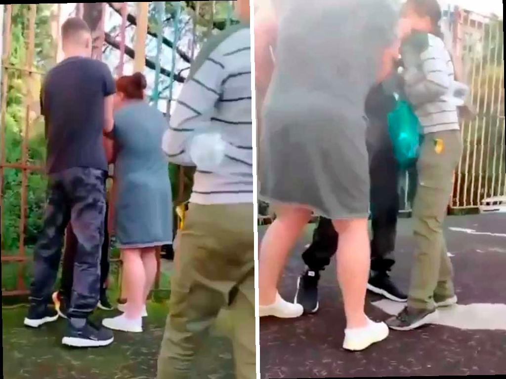 На детской площадке в сочинском микрорайоне Бытха возник конфликт с участием женщины, который стал широко обсуждаться в социальных сетях. Женщина начала ругаться матом и угрожать подросткам, игравшим на площадке, даже хватая их. Полиция быстро отреагировала на ситуацию после появления записи в интернете и установила личность женщины. Ей были составлены два административных протокола за курение и нецензурную брань в общественном месте. В настоящее время проверка продолжается, и правовая оценка будет дана как действиям женщины, так и группы мужчин, которые демонтировали лавочки и качели на площадке в то же время. Фотографии инцидента доступны на странице ЧП Сочи в Telegram.