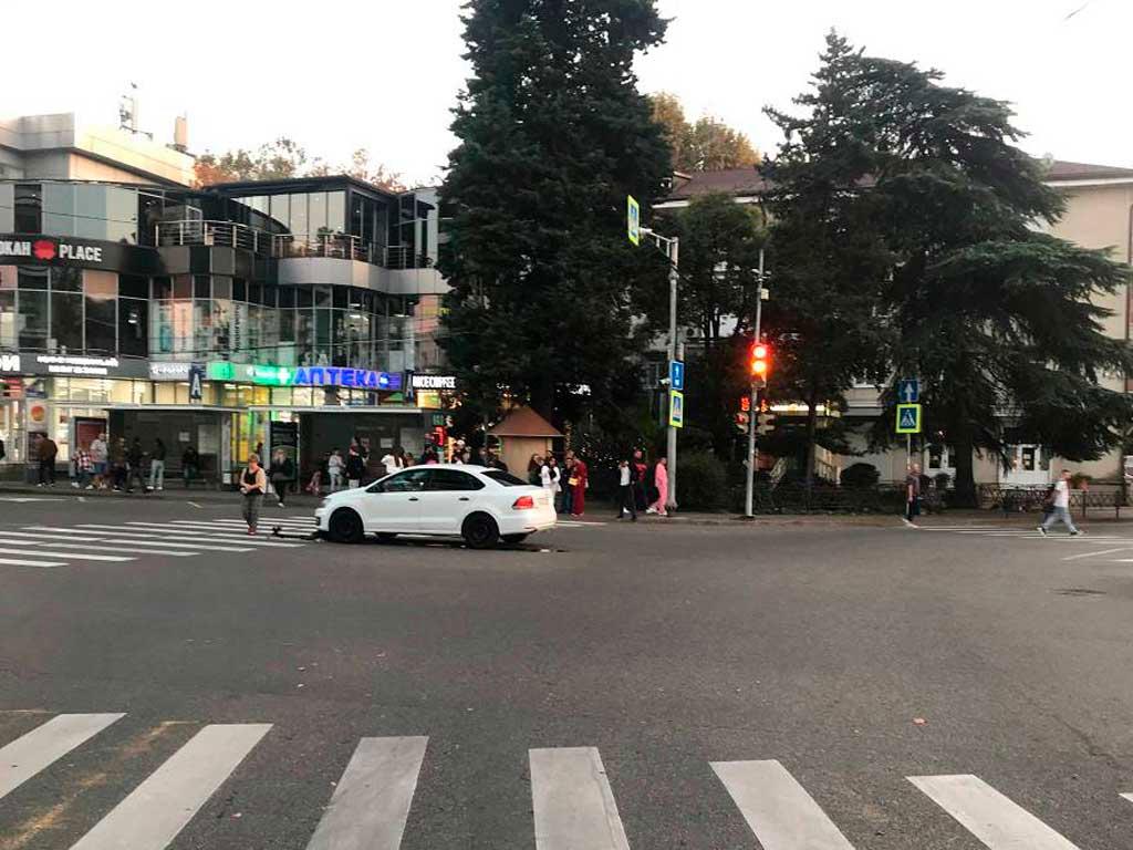 ДТП в Центральном районе Сочи: легковушка сбила подростка на самокате на «красный»