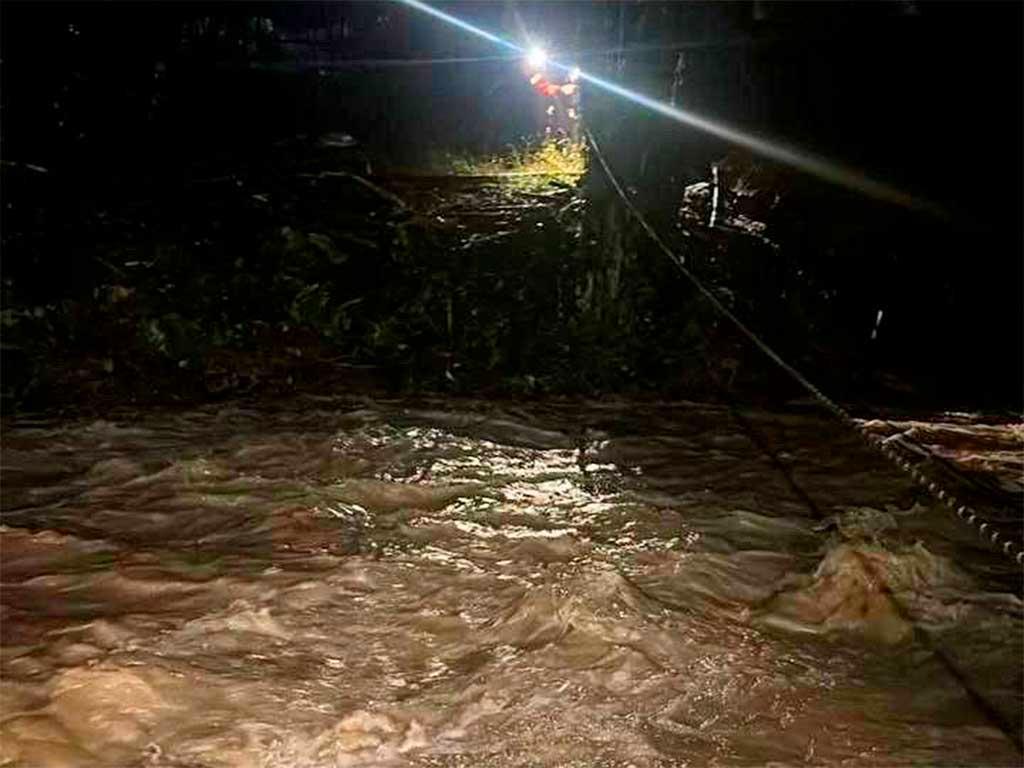 В Сочи река Цанык унесла автомобиль с водителем