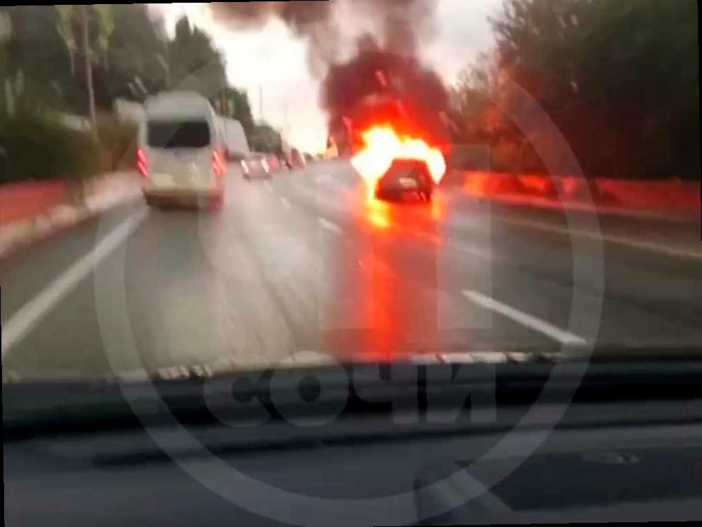 В Сочи на трассе произошел инцидент с автомобилем