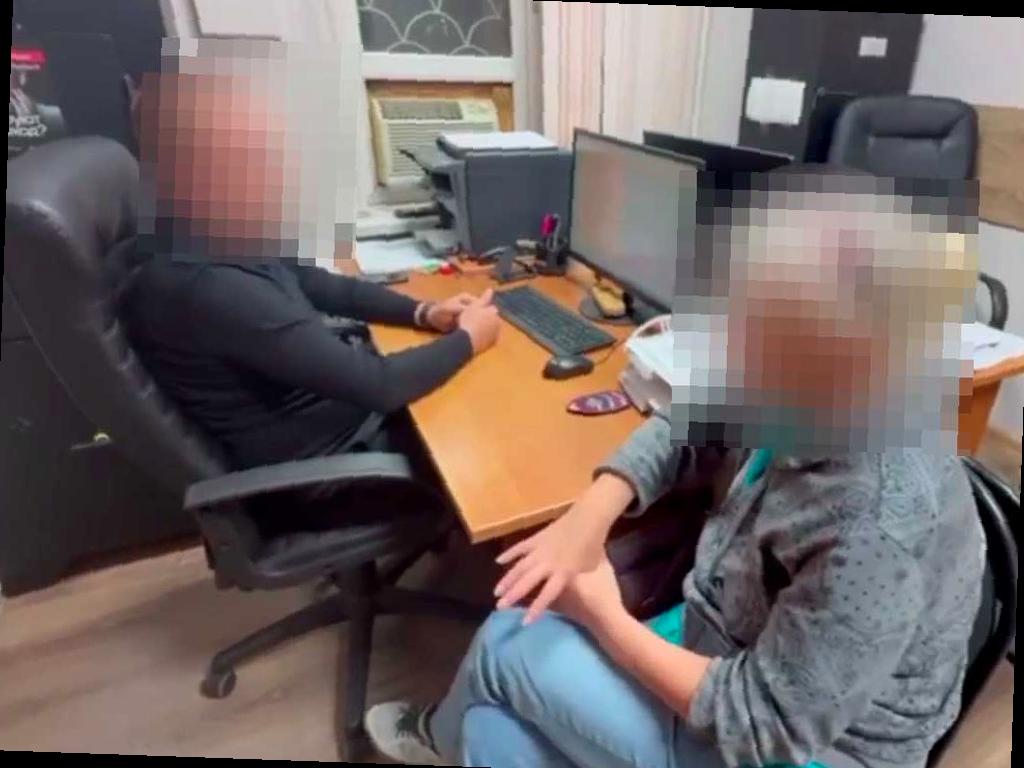 Супруги из Сочи избежали крупной финансовой потери благодаря внимательности сотрудника банка. Они стали жертвами мошенников, которые пытались обмануть их на 16 миллионов рублей, но благодаря оперативным действиям полиции им удалось предотвратить убыток.