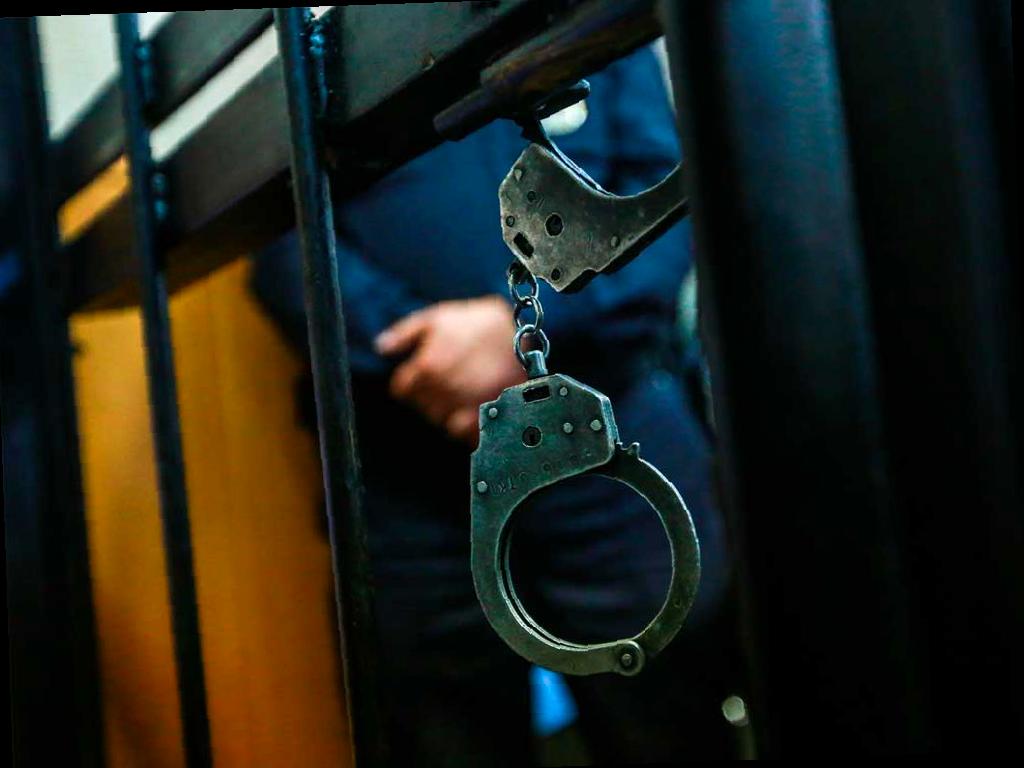Двое приезжих молодых людей могут попасть в тюрьму за похищение сумки у посетительницы клуба в Адлере. Парни воспользовались моментом, когда девушка на короткое время отошла, и похитили ее сумку с телефоном, документами и банковскими картами. Общий ущерб составил 140 тысяч рублей.