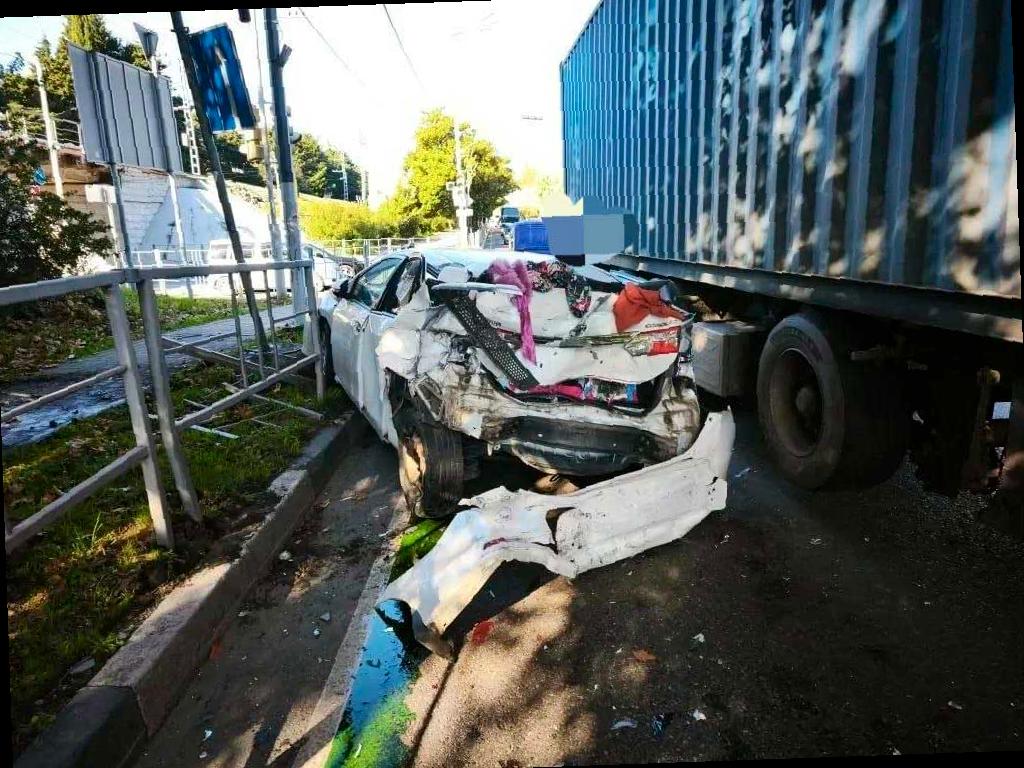 В Сочи произошло ДТП с грузовиком и легковой машиной, пострадали дети