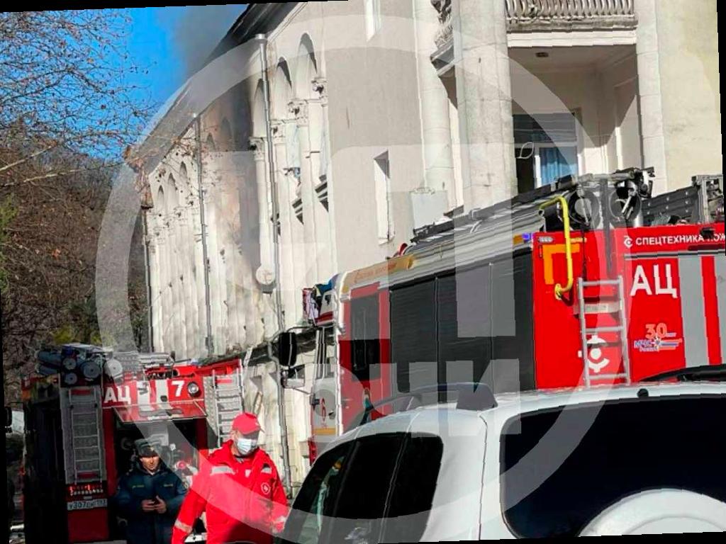 В пожаре в многоквартирном доме на улице Профсоюзной в Хостинском районе города Сочи удалось спасти двух человек. Пожар начался после полудня, но первые пожарные уже через несколько минут прибыли на место происшествия.