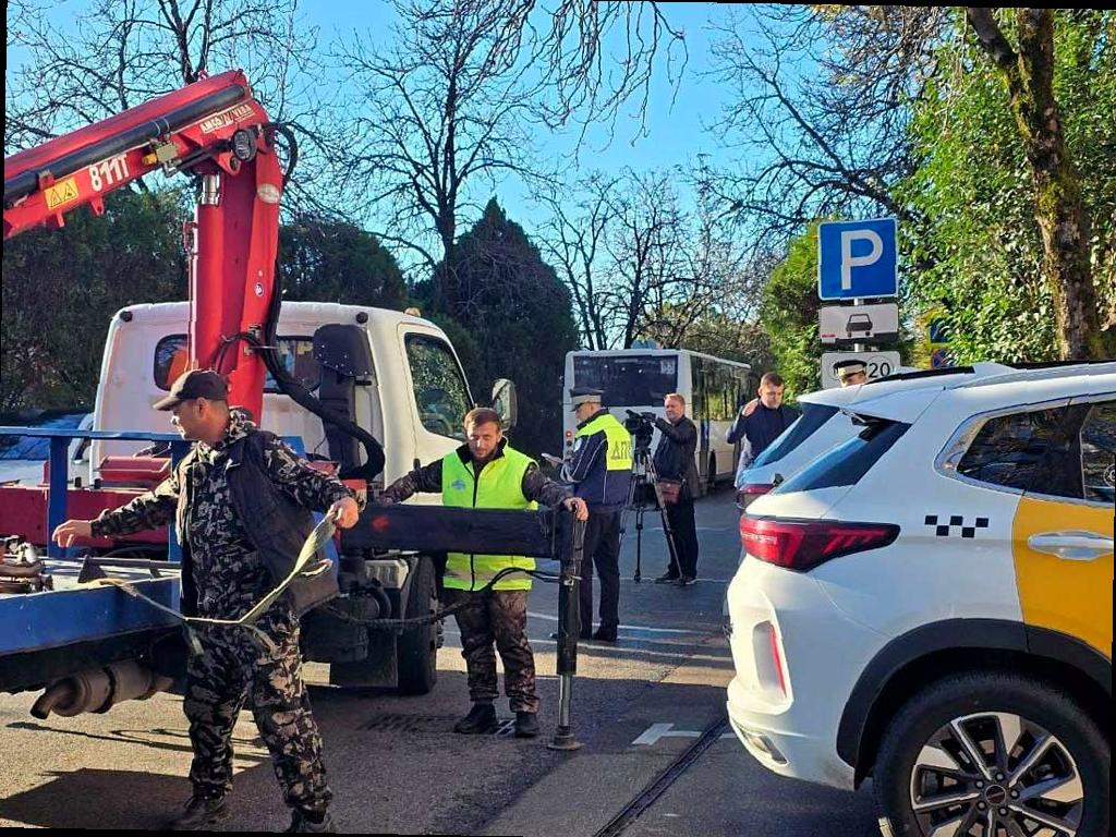 Эвакуация автомобилей из-за неправильной парковки в центре Сочи
