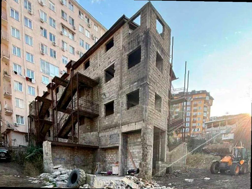 Власти Сочи ликвидируют три незаконных многоэтажных здания