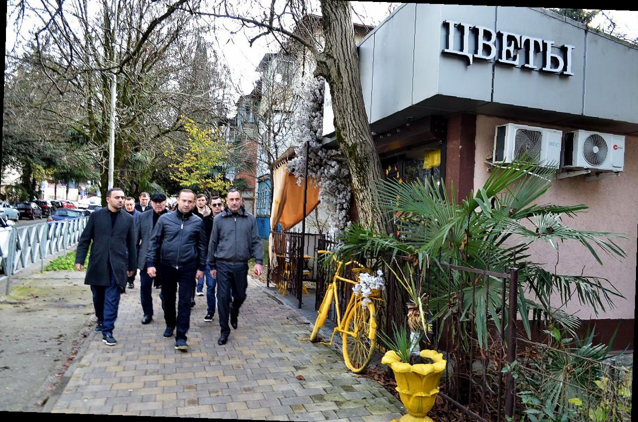 «Виктор Тепляков провел прием граждан в ТОС «КСМ» в Центральном районе Сочи»