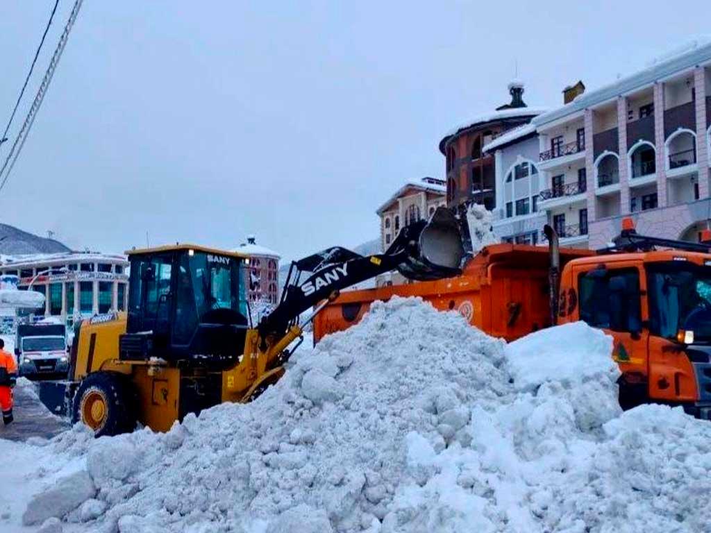За новогодние праздники в Сочи было убрано 70 тысяч кубометров снега. Снегопады и высокий турпоток создали непростую ситуацию для городских служб. Особенно сложно было с транспортом в горном кластере курорта, где дороги убирали круглосуточно. В Красной Поляне также активно борются с нарушителями парковки.