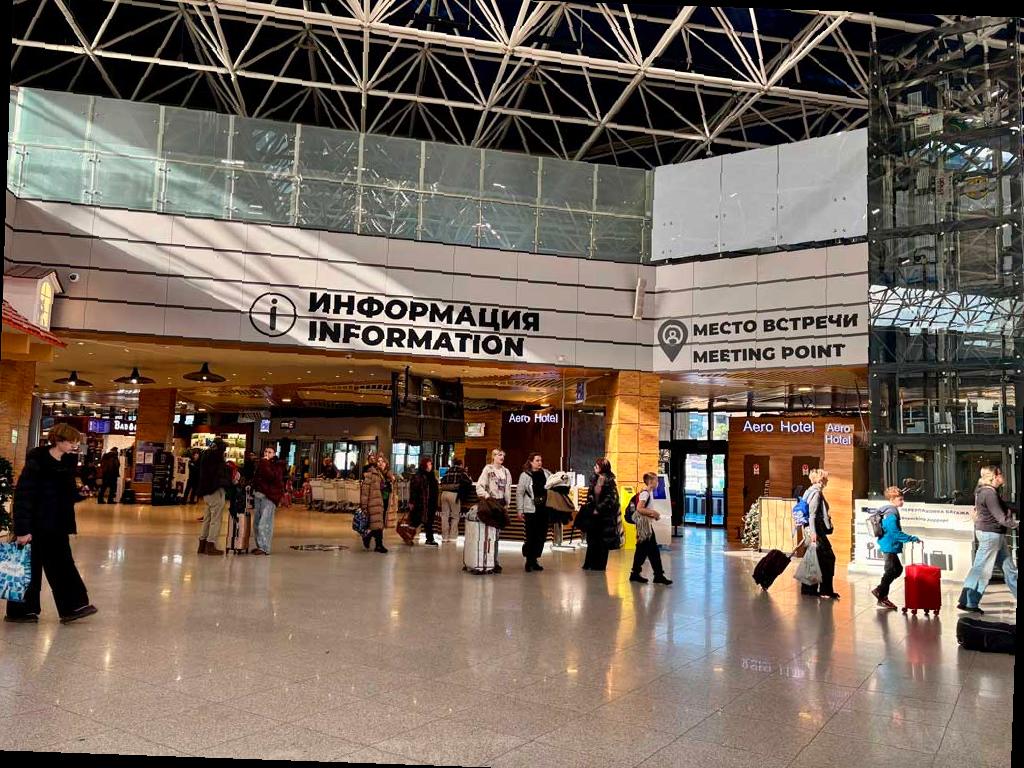 Аэропорт Сочи временно приостановил прием и отправку воздушных судов из-за ограничений безопасности. Эти меры были введены ночью на 8 января в 03:24 и продолжались почти четыре часа. Один самолет был направлен на запасной аэродром в период действия ограничений, но после их отмены аэропорт возобновил работу в штатном режиме.
