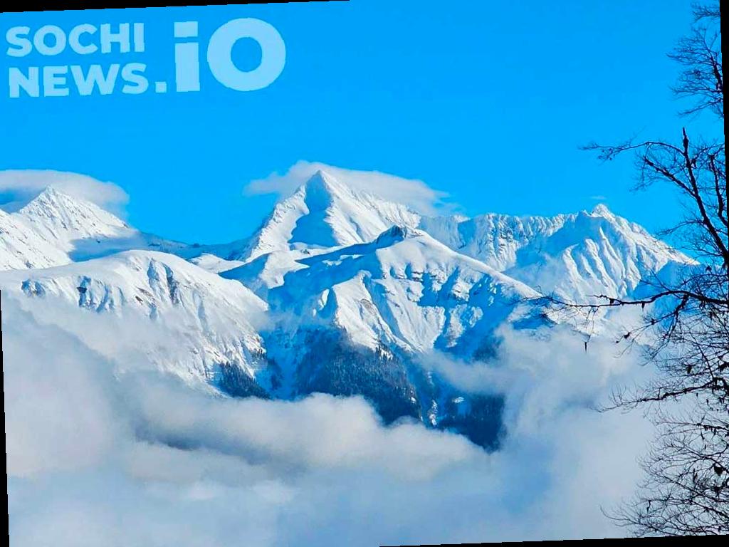 Горные курорты в Сочи временно закрыли трассы из-за неблагоприятных погодных условий. На курорте «Роза Хутор» приостановлена работа подъемников «Экстрим», «Дафна» и «Сказка», а также катание на трассах «Эхо» и «Борей» ниже 1295 метров. Все трассы выше отметок 1350 и 1800 метров также закрыты. На других курортах, таких как Красная Поляна и «Газпром Поляна», не работают трассы от полутора километров и выше.