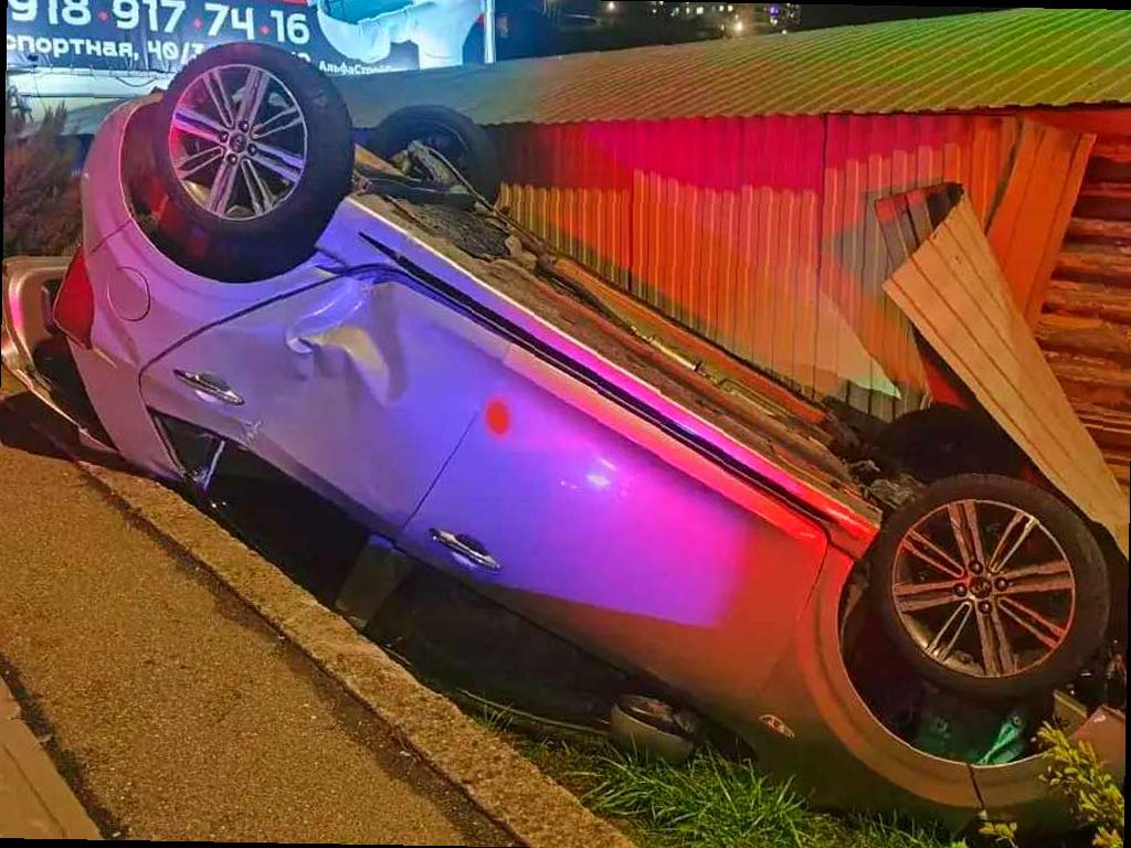 В Сочи автомобиль перевернулся с тремя детьми