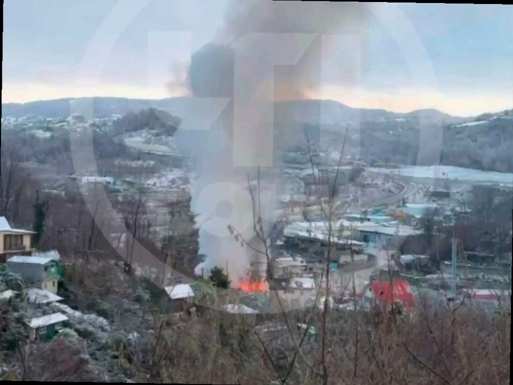 Утром в Сочи потушен сильный пожар в частном доме