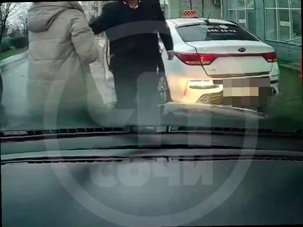 Таксист в Сочи вступил в конфликт с женщиной из-за парковки, полиция расследует