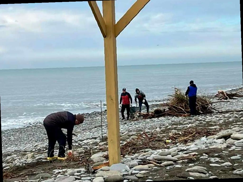 В Сочи началась уборка пляжей после шторма