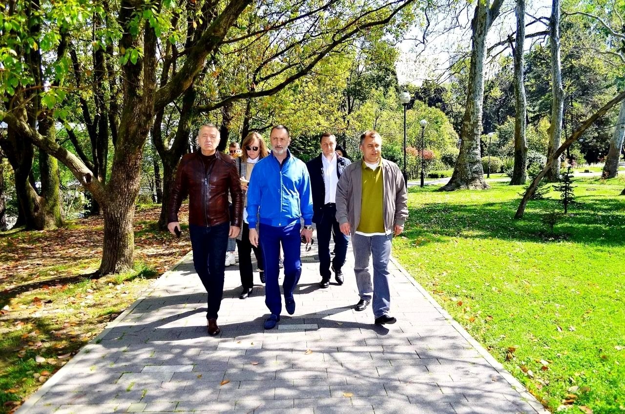 Виктор Тепляков проверил готовность верхней набережной Сочи к сезону
