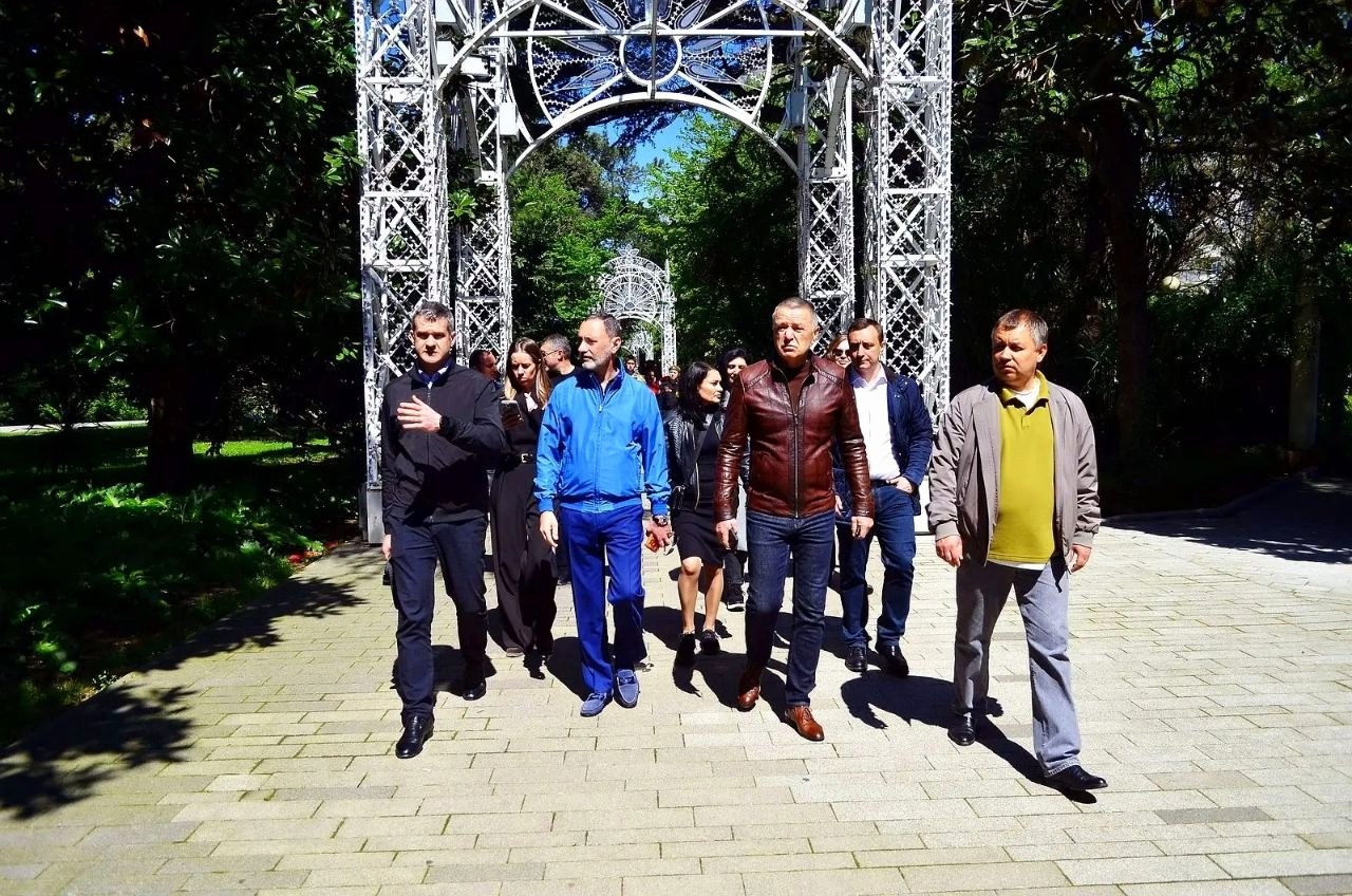 Виктор Тепляков проверил готовность верхней набережной Сочи к сезону