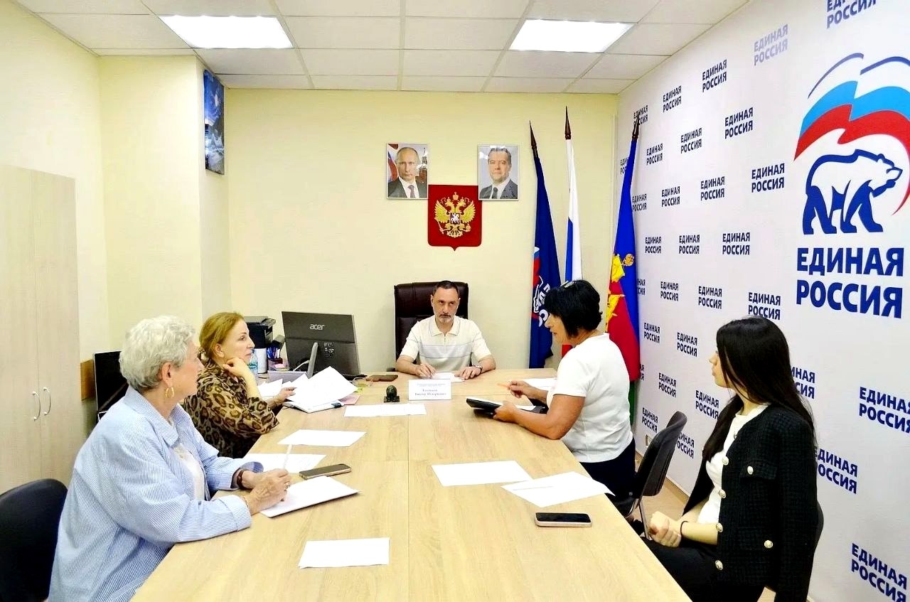 Депутат Законодательного Собрания Виктор Тепляков провел приём граждан в Общественной приёмной