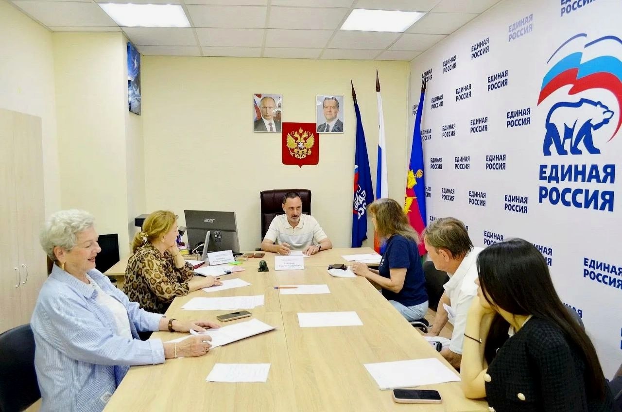 Депутат Законодательного Собрания Виктор Тепляков провел приём граждан в Общественной приёмной