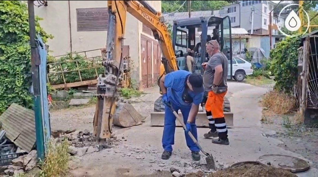 В Сочи на улице Восточная меняют аварийный участок водопровода